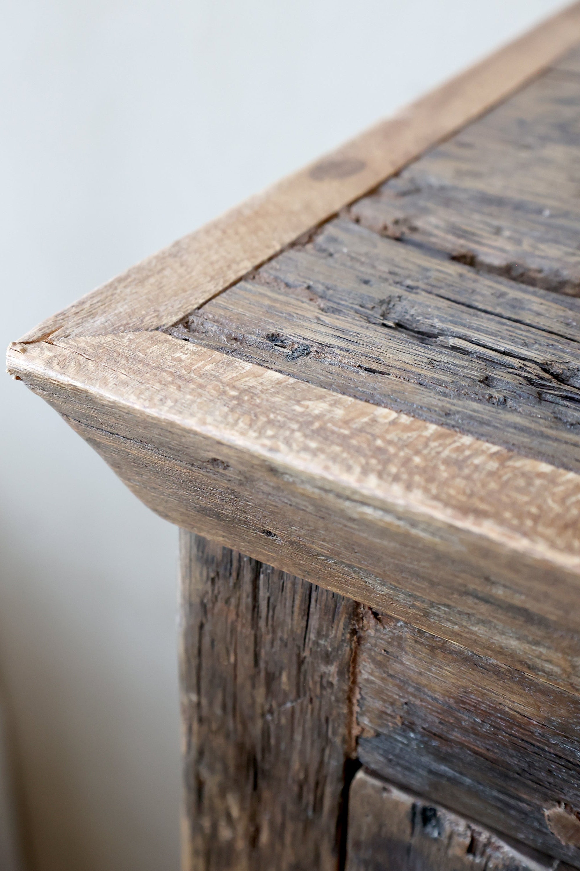 Grimaud kleiner Vitrinenschrank aus recyceltem Holz: 140cm hoch