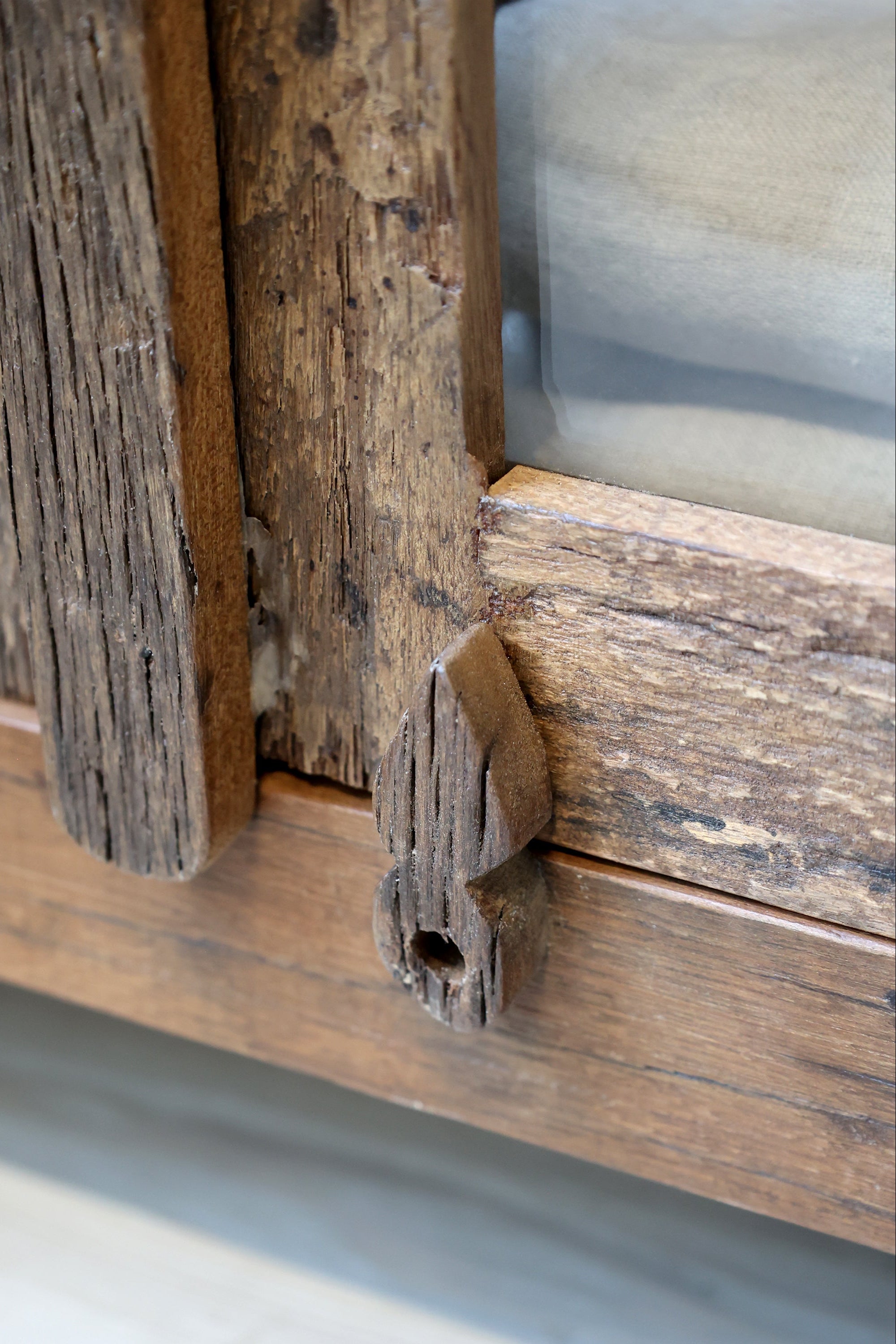 Grimaud kleiner Vitrinenschrank aus recyceltem Holz: 140cm hoch