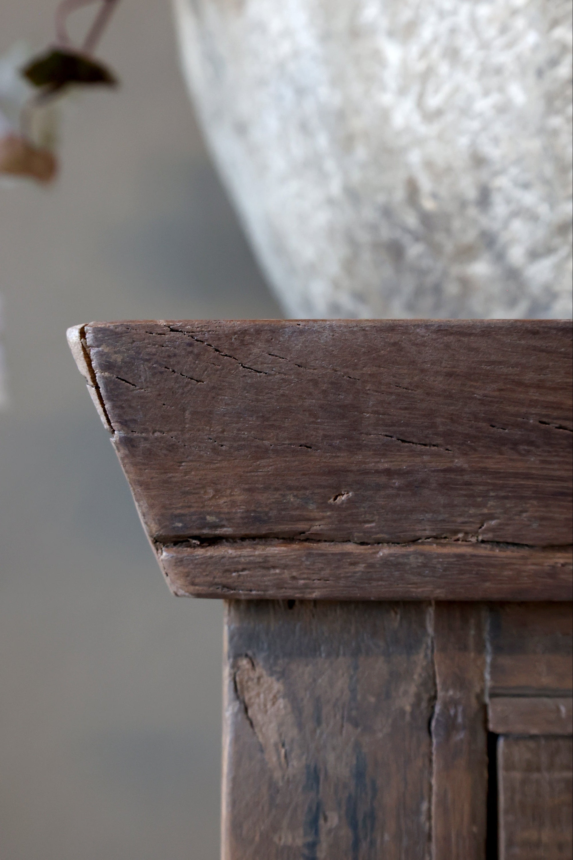 Grimaud großer Vitrinenschrank aus recyceltem Holz: 185cm hoch