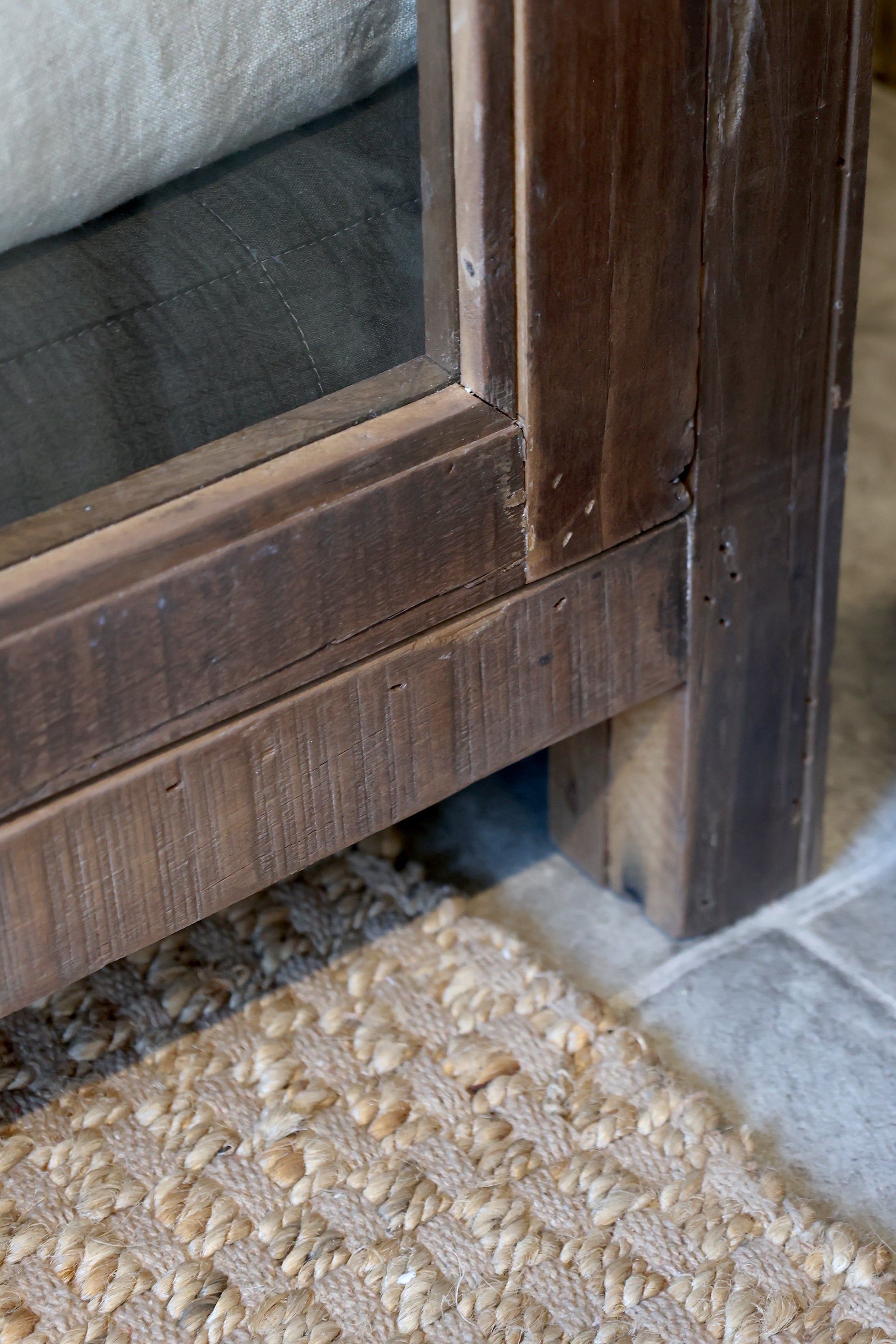 Grimaud großer Vitrinenschrank aus recyceltem Holz: 185cm hoch