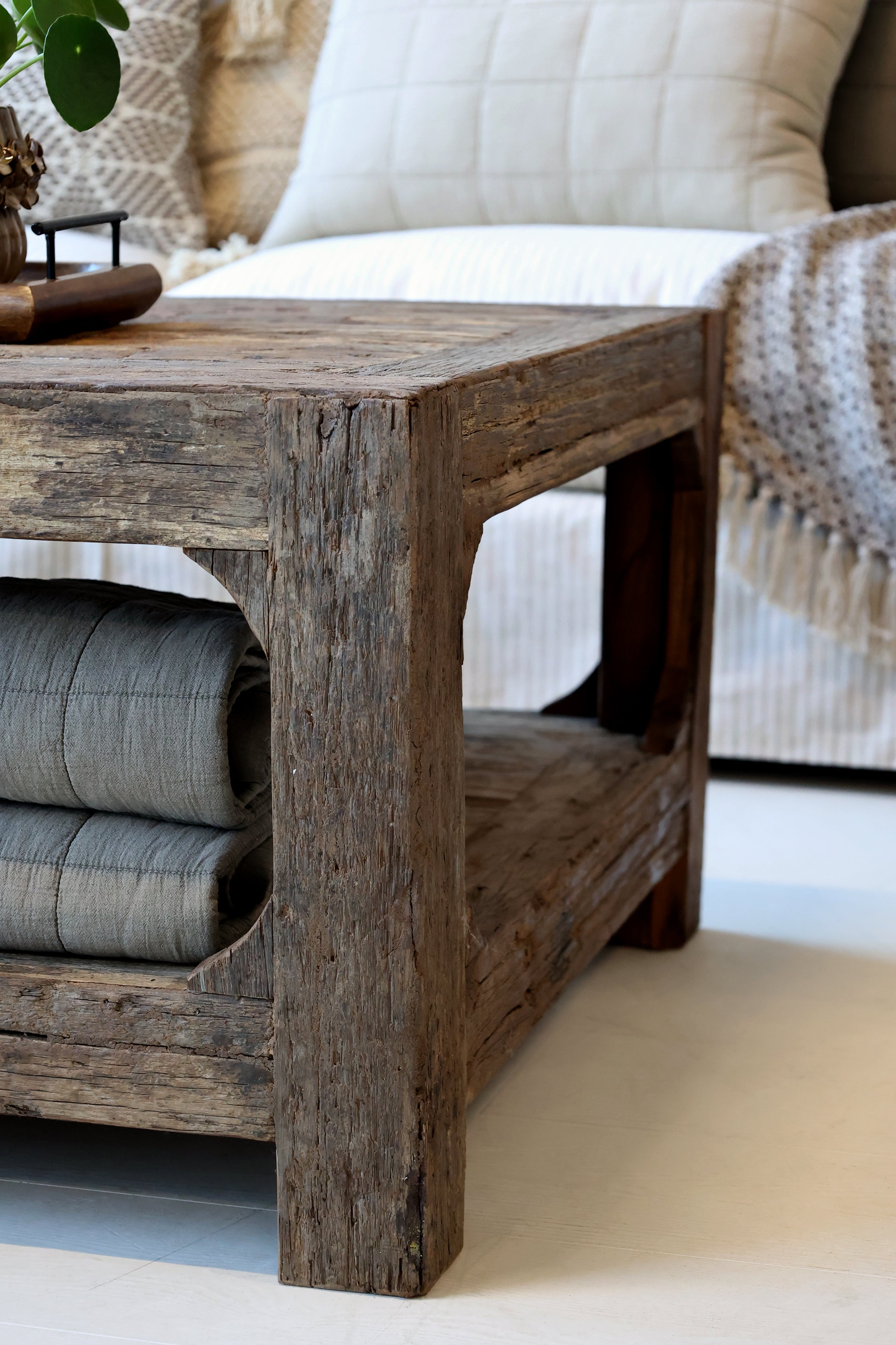 Grimaud Couchtisch mit Regal - aus recyceltem Holz