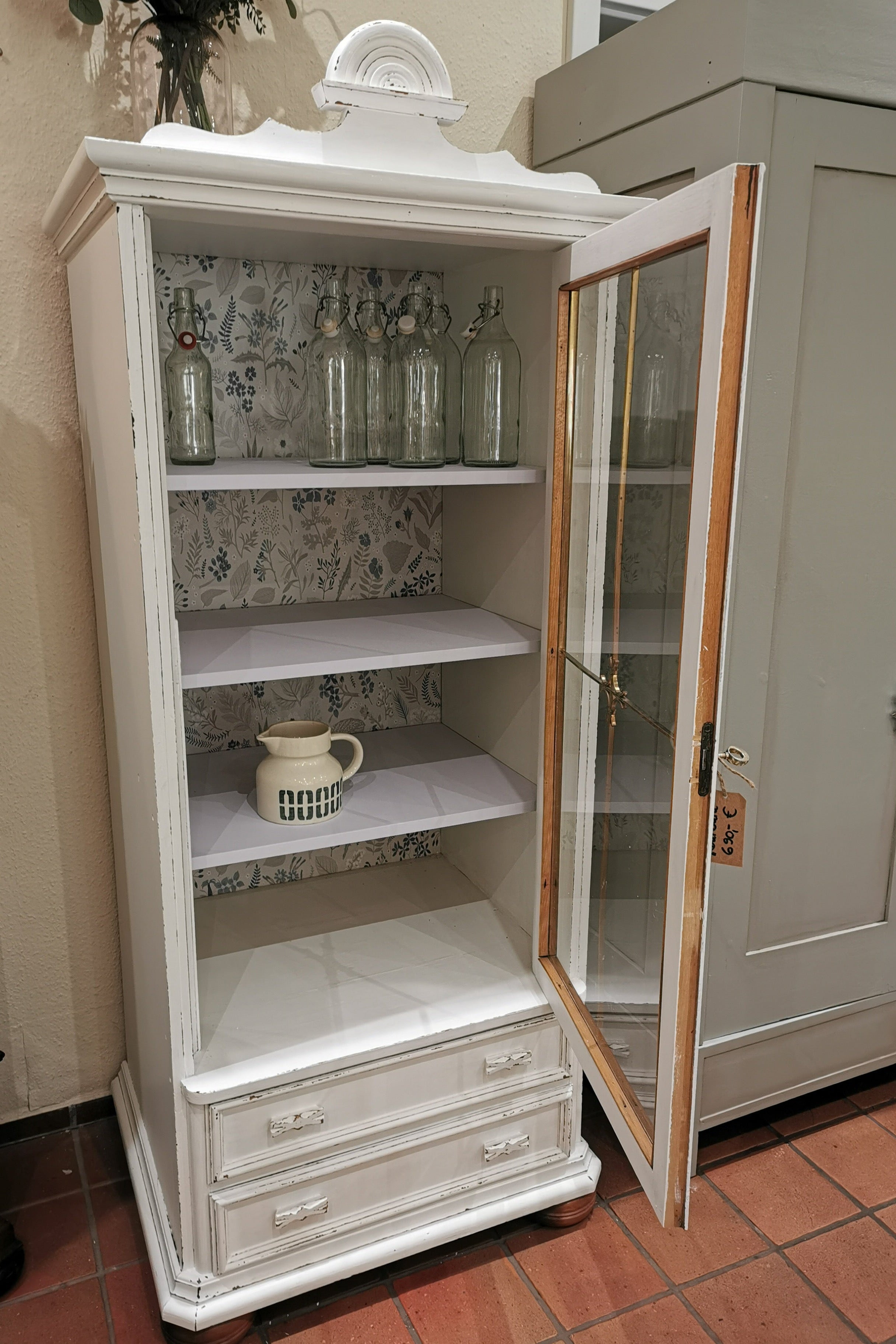 Vitrine Barbara - Massivholz und Glas