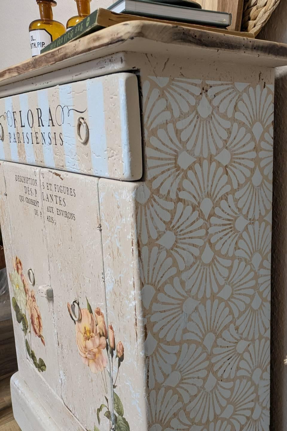 Catherine – Vintage-Kommode mit floralen Motiven