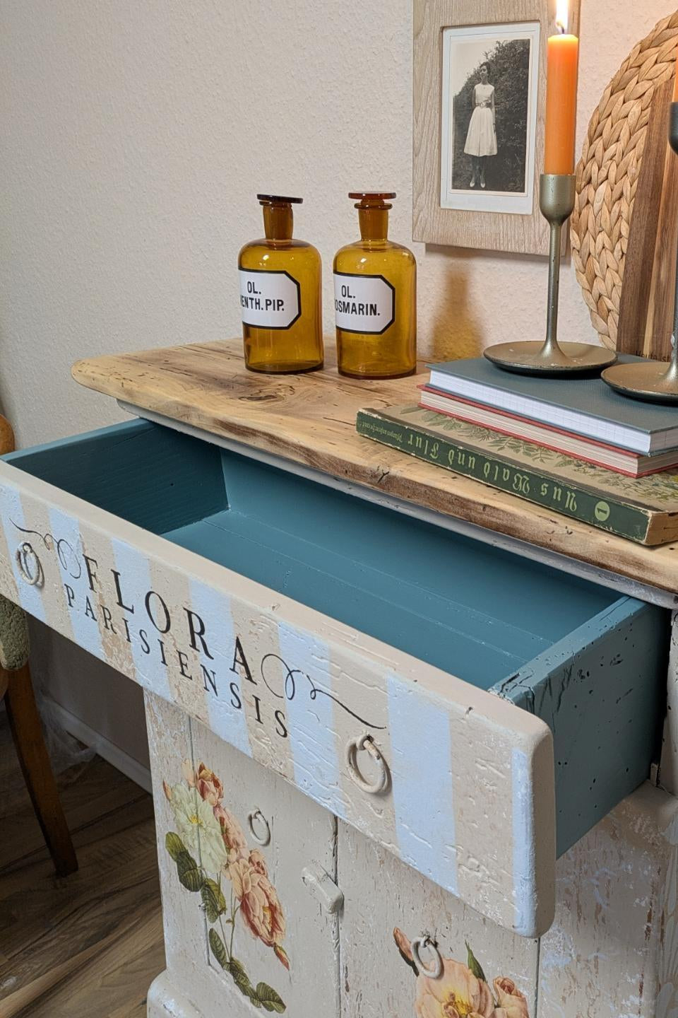 Catherine – Vintage-Kommode mit floralen Motiven
