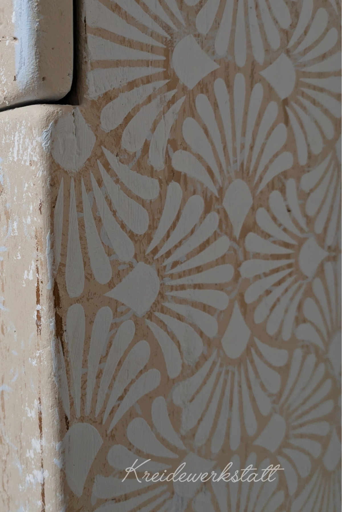 Catherine – Vintage-Kommode mit floralen Motiven