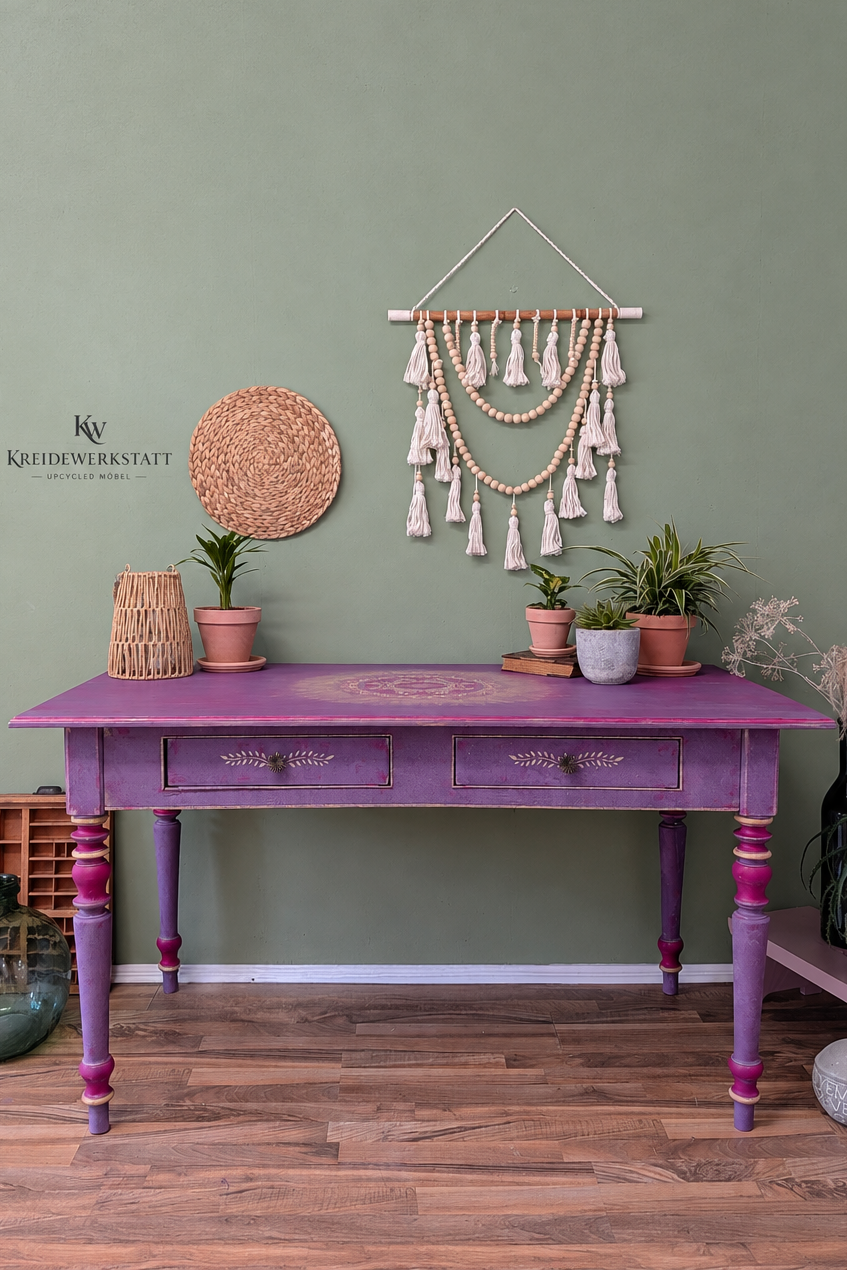 Golden Hour – antiker Tisch mit handgestaltetem Mandala
