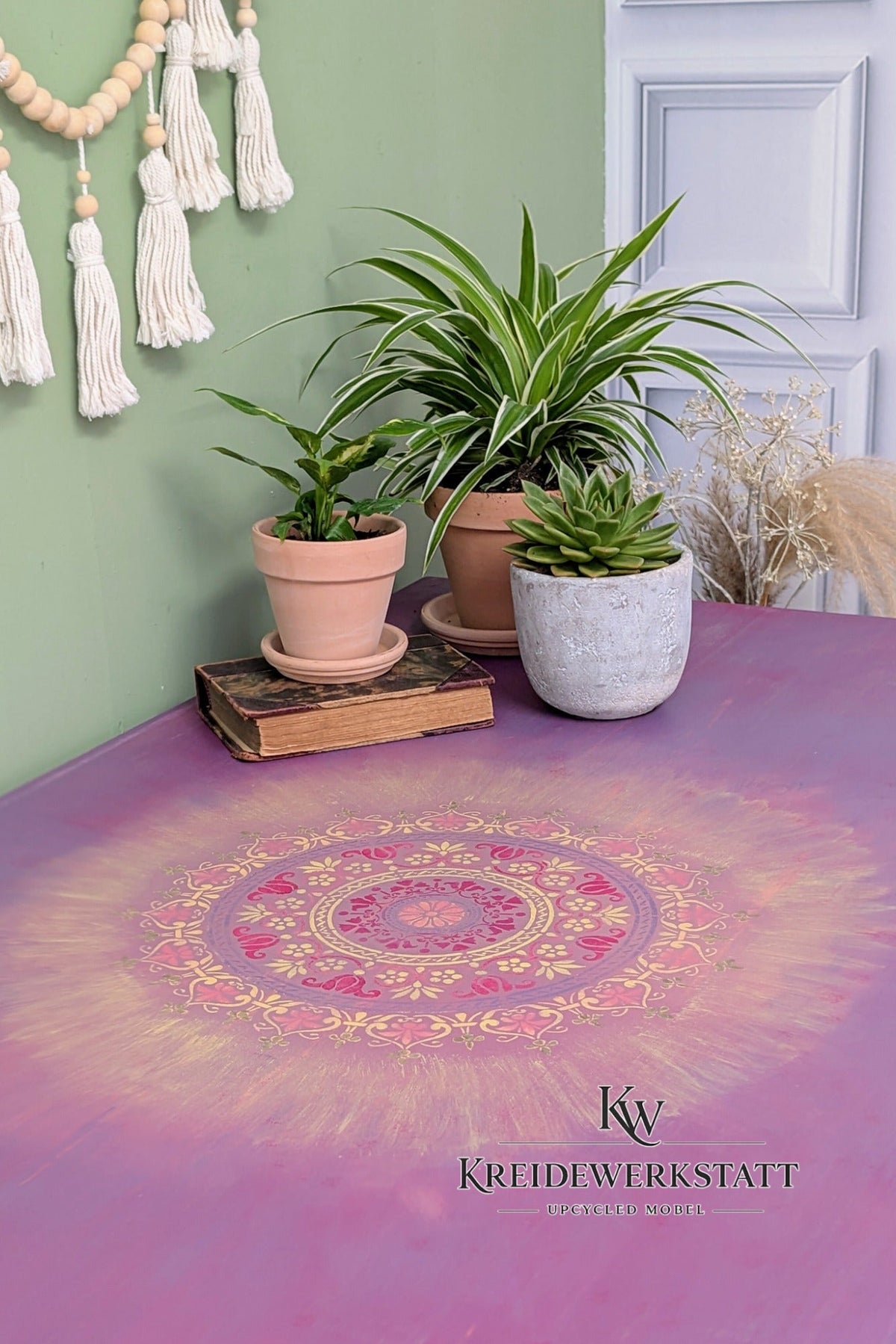 Golden Hour – antiker Tisch mit handgestaltetem Mandala