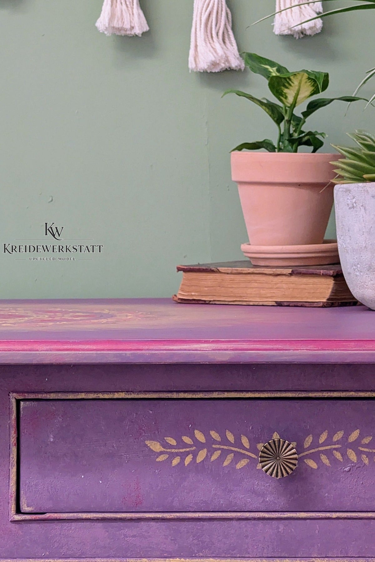 Golden Hour – antiker Tisch mit handgestaltetem Mandala