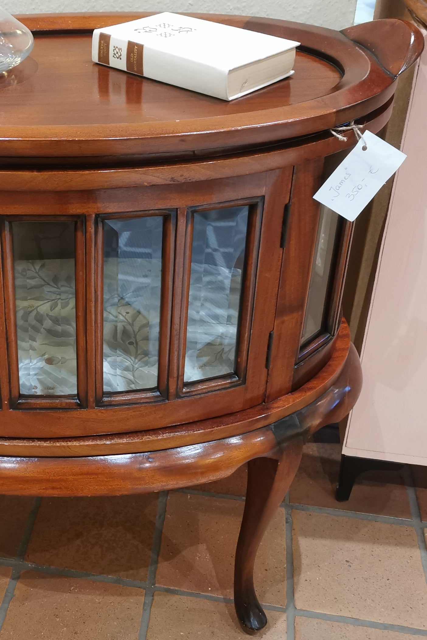 James - Bartisch, Vitrine & Tablett