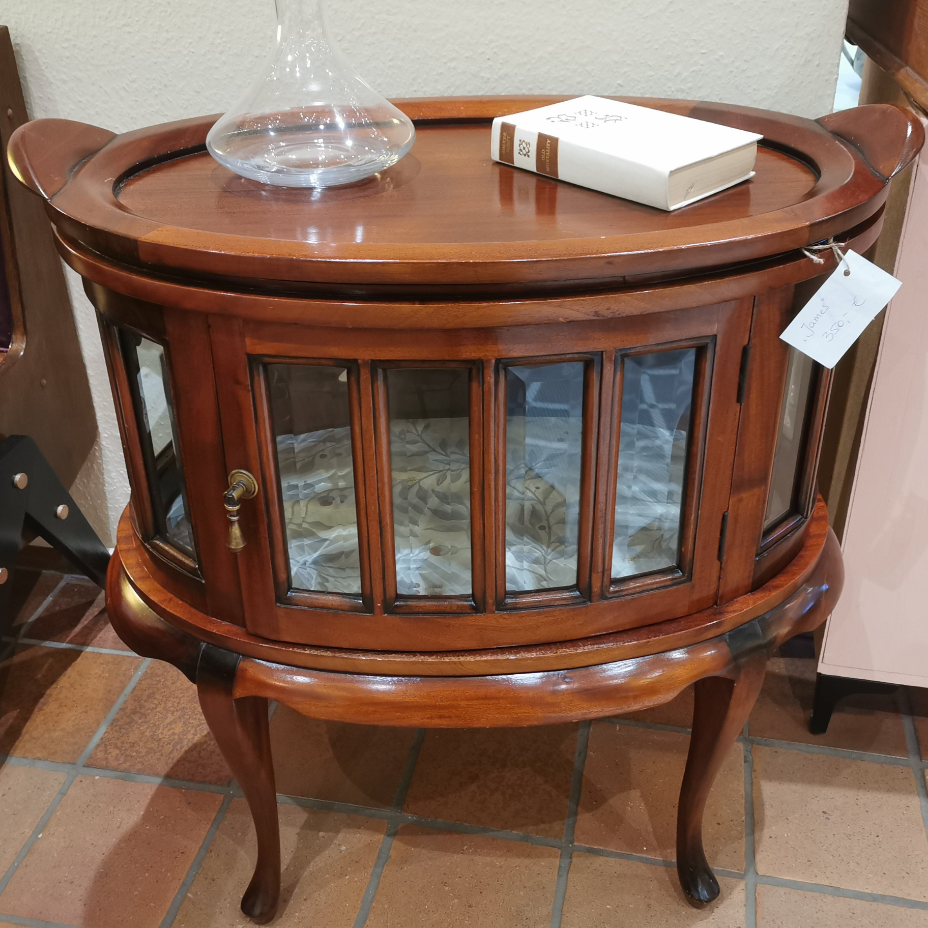 James - Bartisch, Vitrine & Tablett