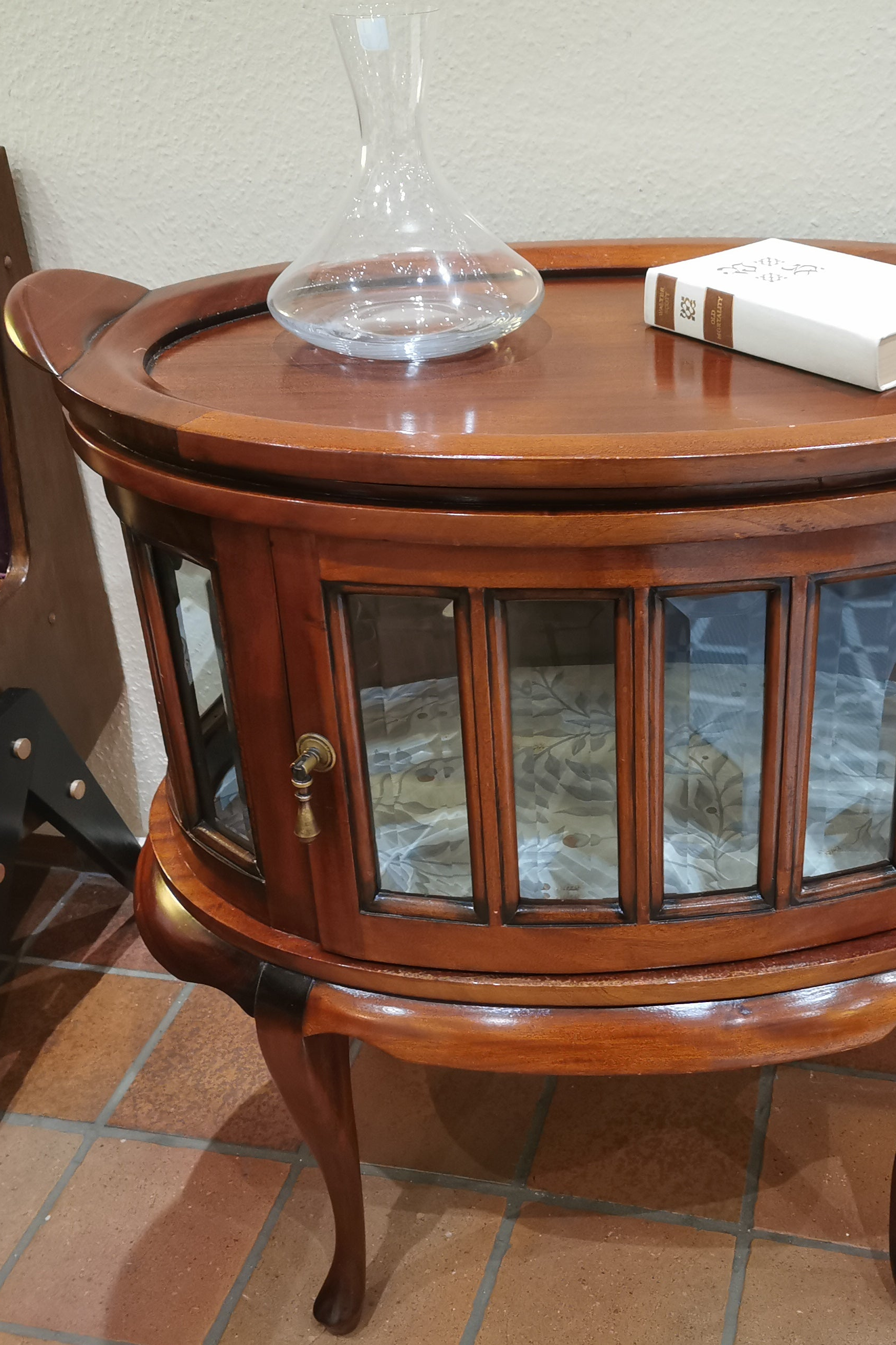 James - Bartisch, Vitrine & Tablett