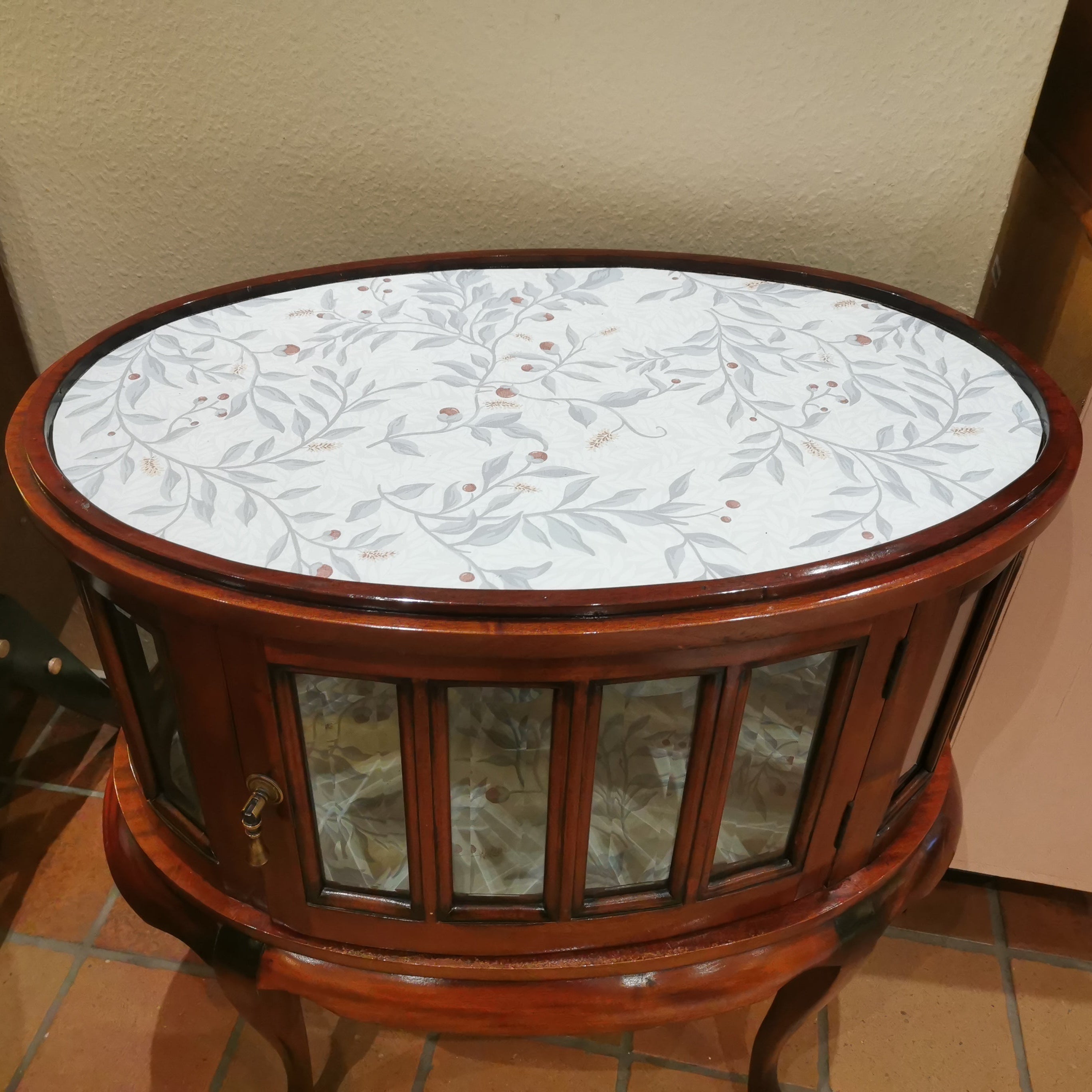 James - Bartisch, Vitrine & Tablett