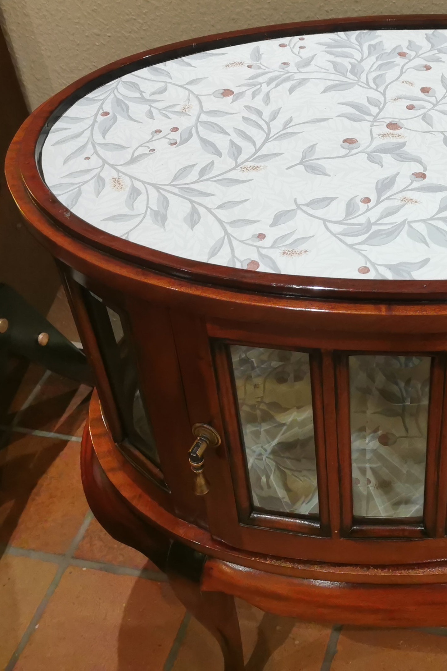 James - Bartisch, Vitrine & Tablett