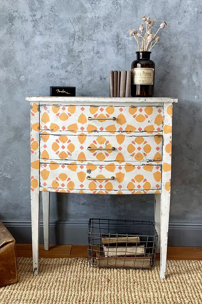 Kommode mit Blütenmuster – Shabby-Vintage