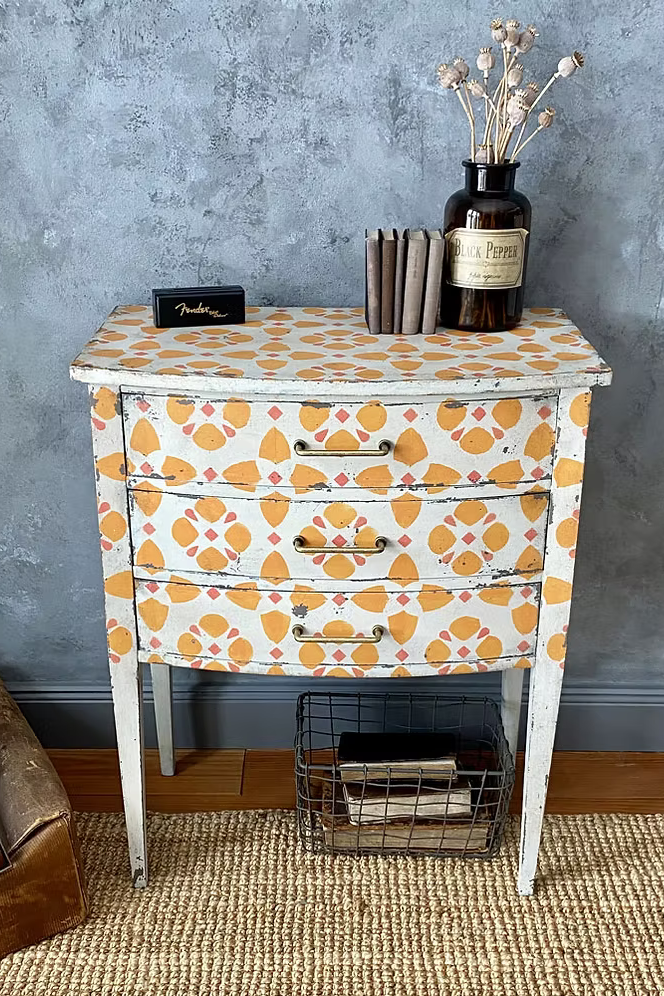 Kommode mit Blütenmuster – Shabby-Vintage