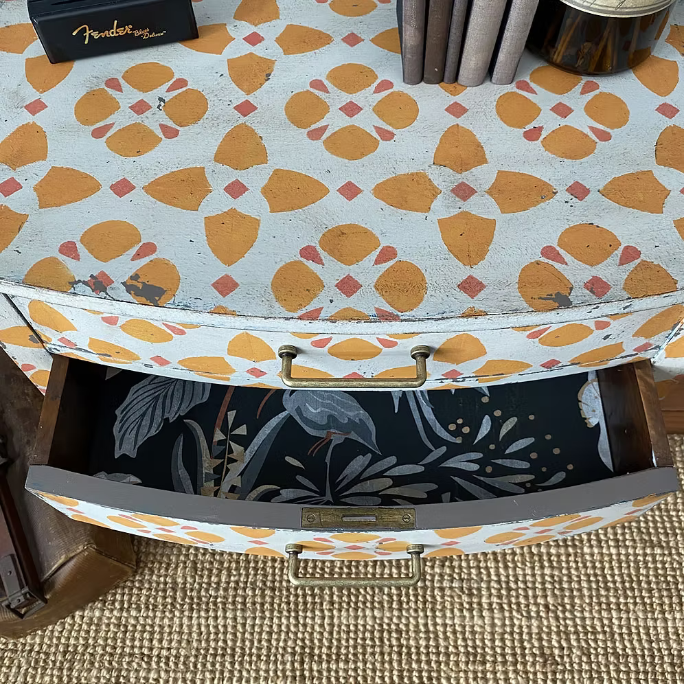 Kommode mit Blütenmuster – Shabby-Vintage