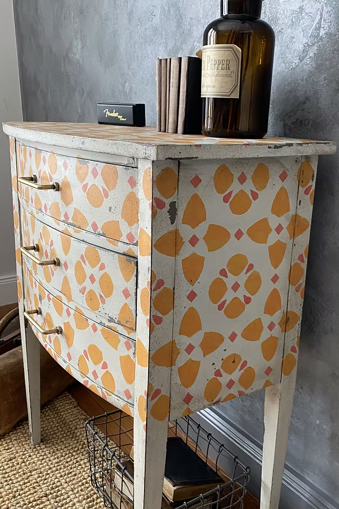Kommode mit Blütenmuster – Shabby-Vintage