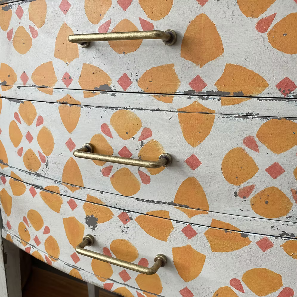 Kommode mit Blütenmuster – Shabby-Vintage