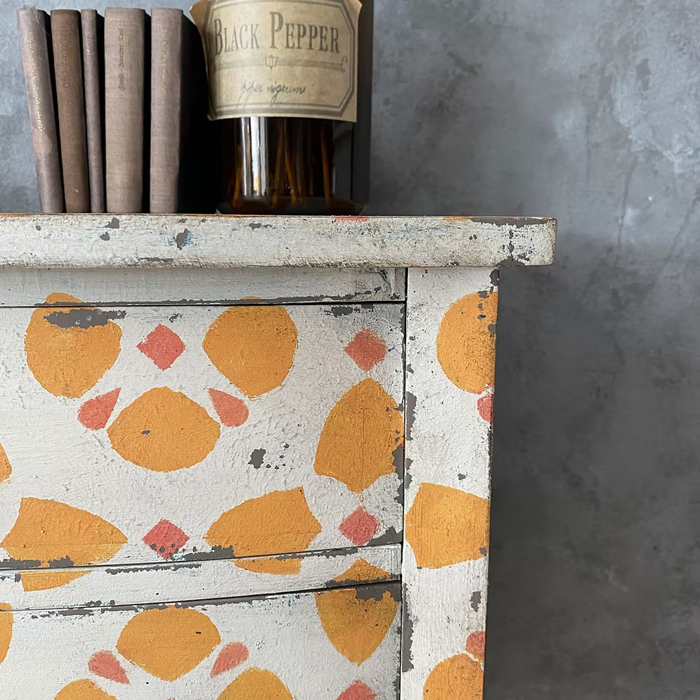 Kommode mit Blütenmuster – Shabby-Vintage