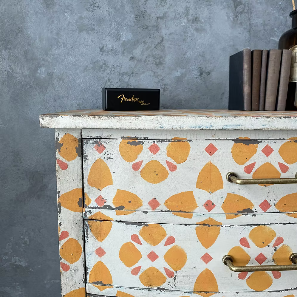 Kommode mit Blütenmuster – Shabby-Vintage