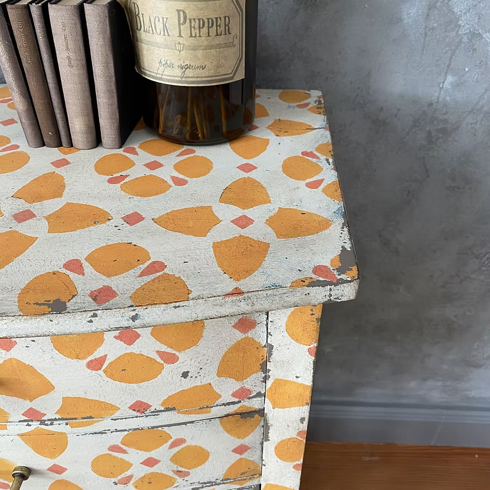 Kommode mit Blütenmuster – Shabby-Vintage
