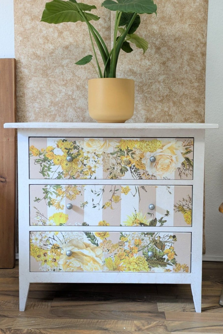 Lulu – Vintage-Kommode mit floralen Details