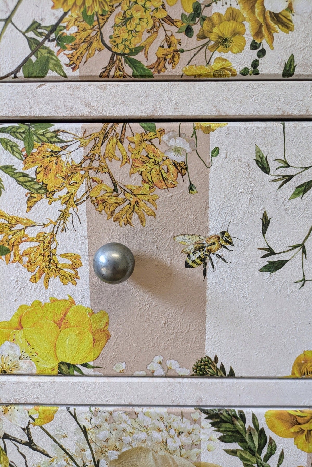 Lulu – Vintage-Kommode mit floralen Details