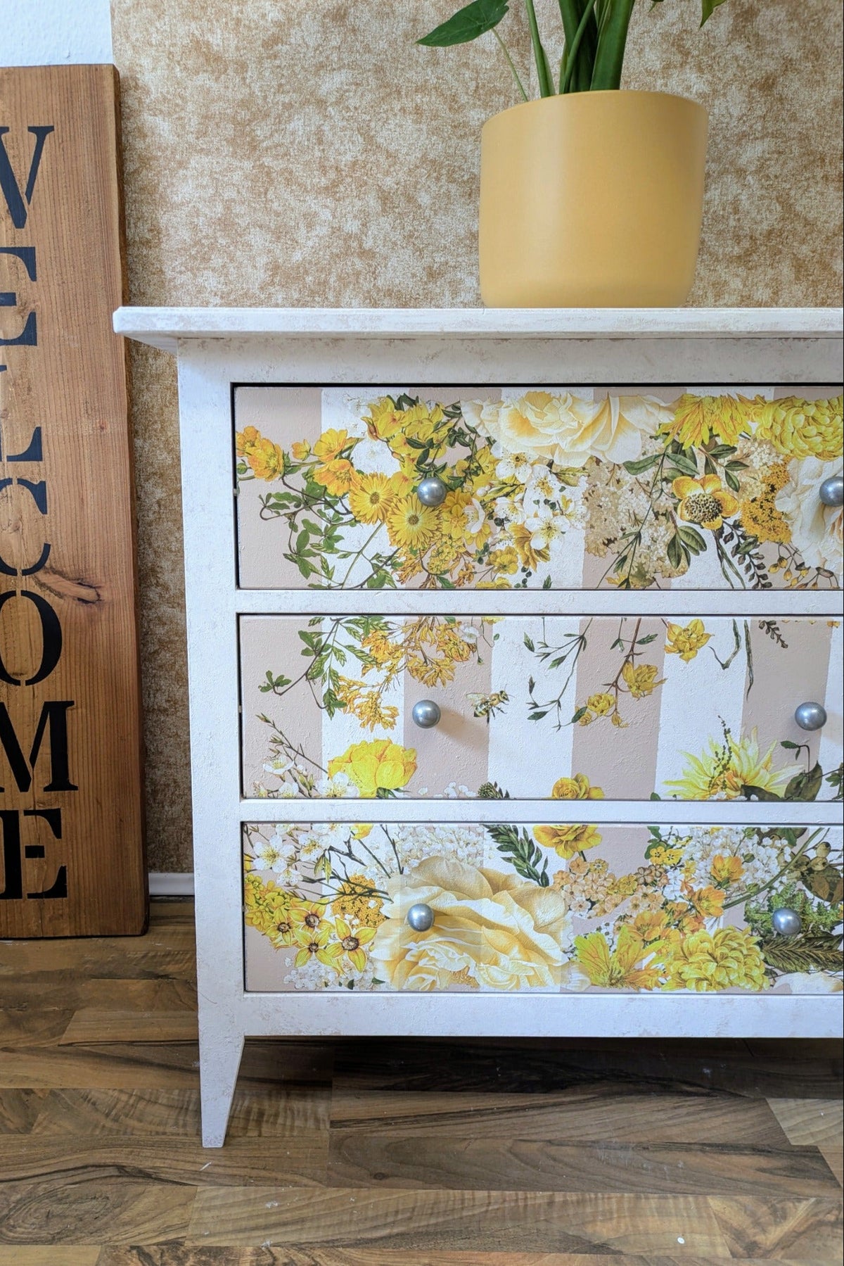 Lulu – Vintage-Kommode mit floralen Details