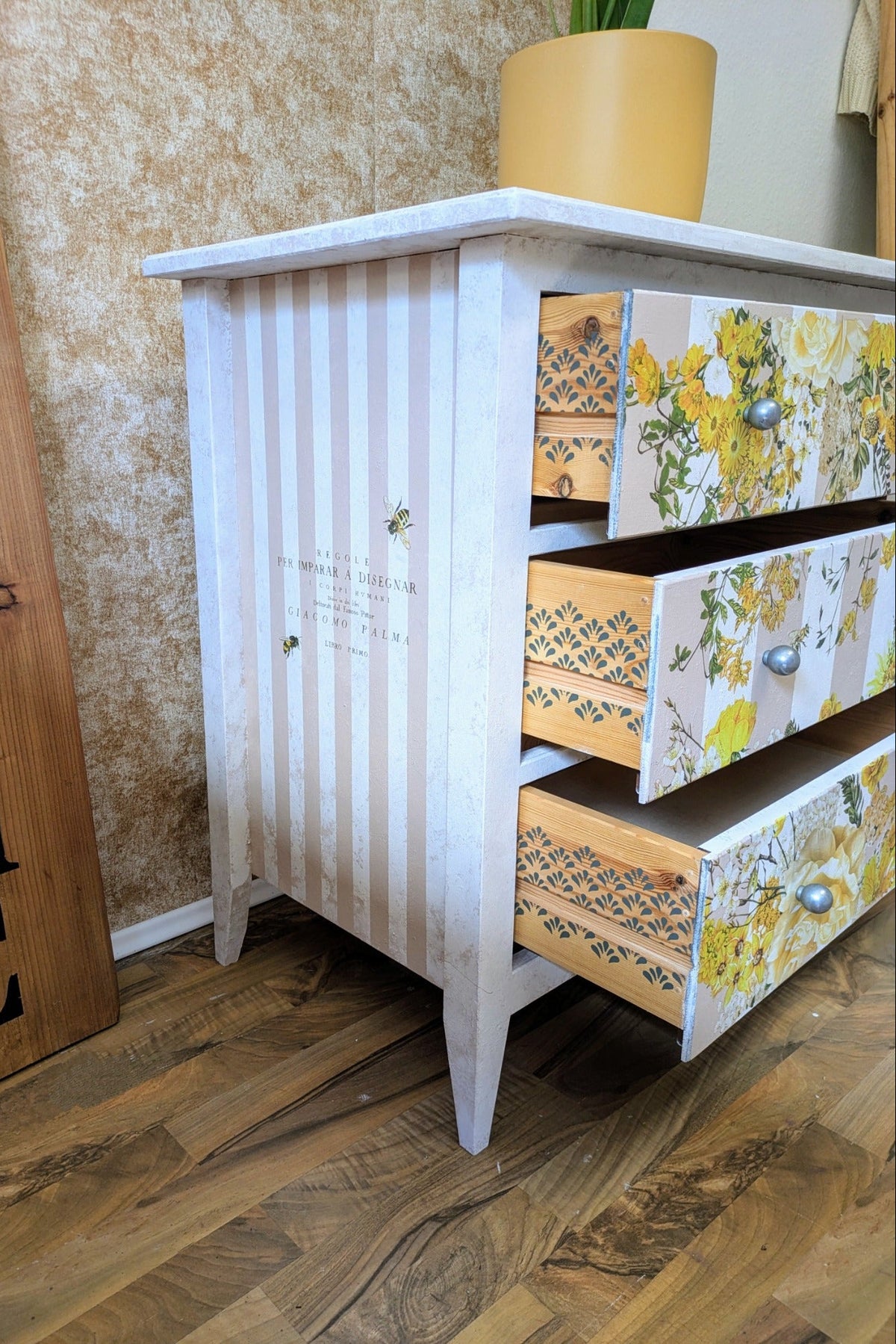 Lulu – Vintage-Kommode mit floralen Details