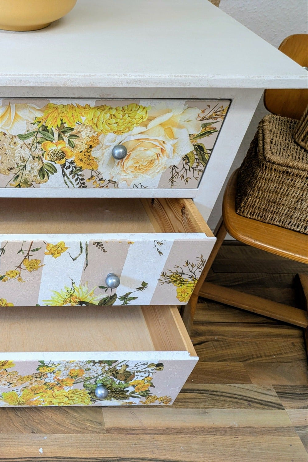 Lulu – Vintage-Kommode mit floralen Details
