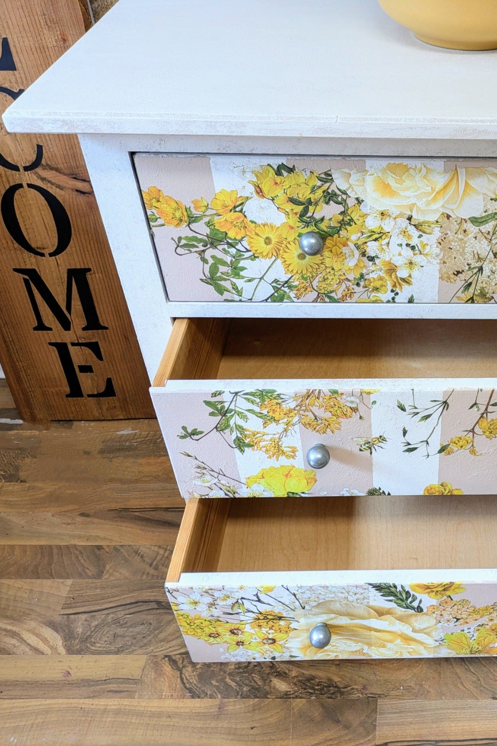 Lulu – Vintage-Kommode mit floralen Details