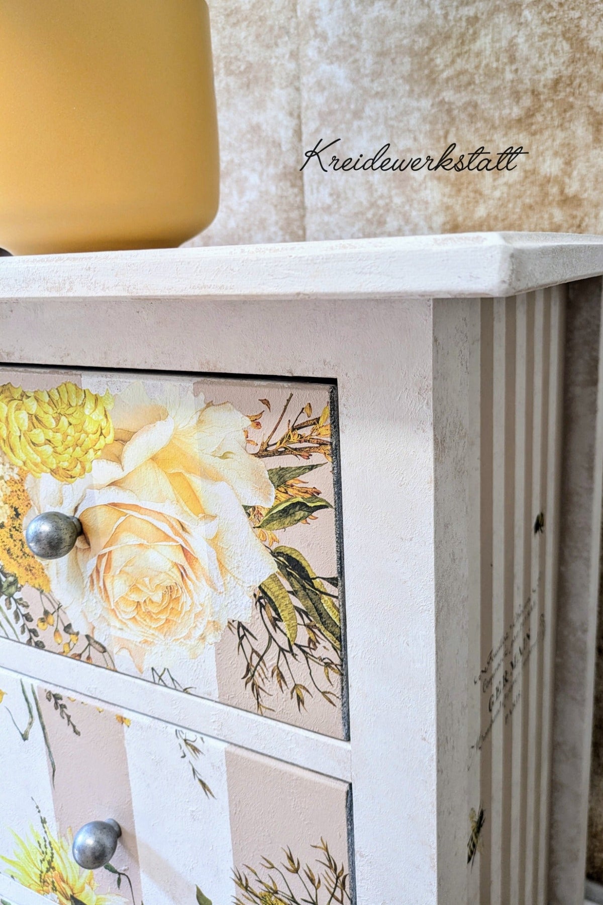 Lulu – Vintage-Kommode mit floralen Details