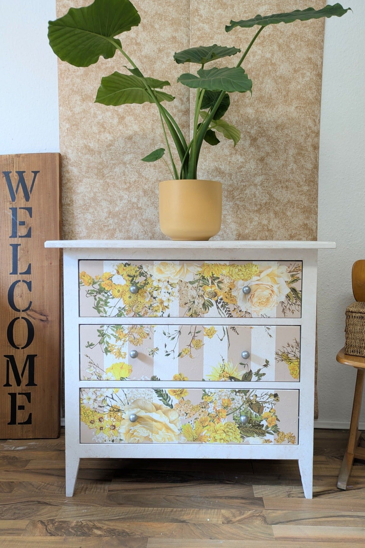 Lulu – Vintage-Kommode mit floralen Details