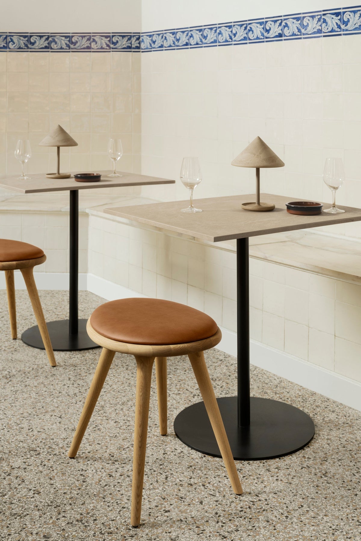 Cafétisch Café Table 60 × 70 cm - aus Holzresten, Wood Waste Grey
