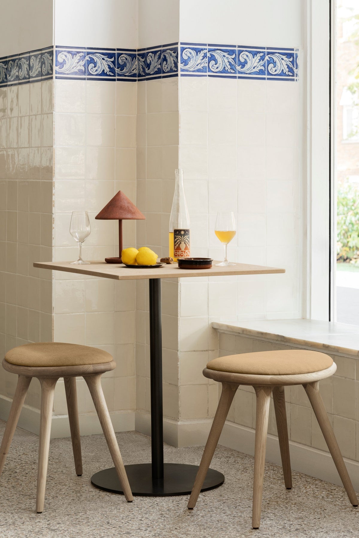 Cafétisch Café Table 60 × 70 cm - aus Holzresten, Wood Waste Grey