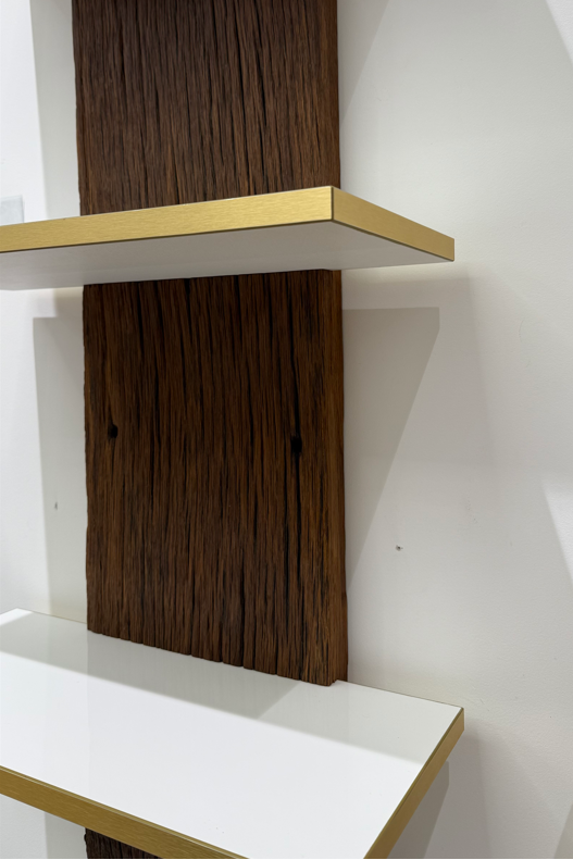 Wandregal Glück - aus recycelter Eiche mit weisen Böden und goldener Kante
