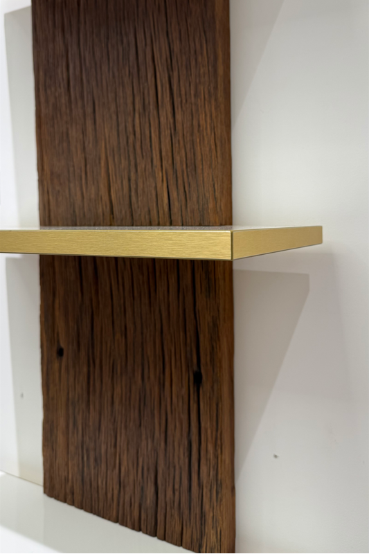 Wandregal Glück - aus recycelter Eiche mit weisen Böden und goldener Kante
