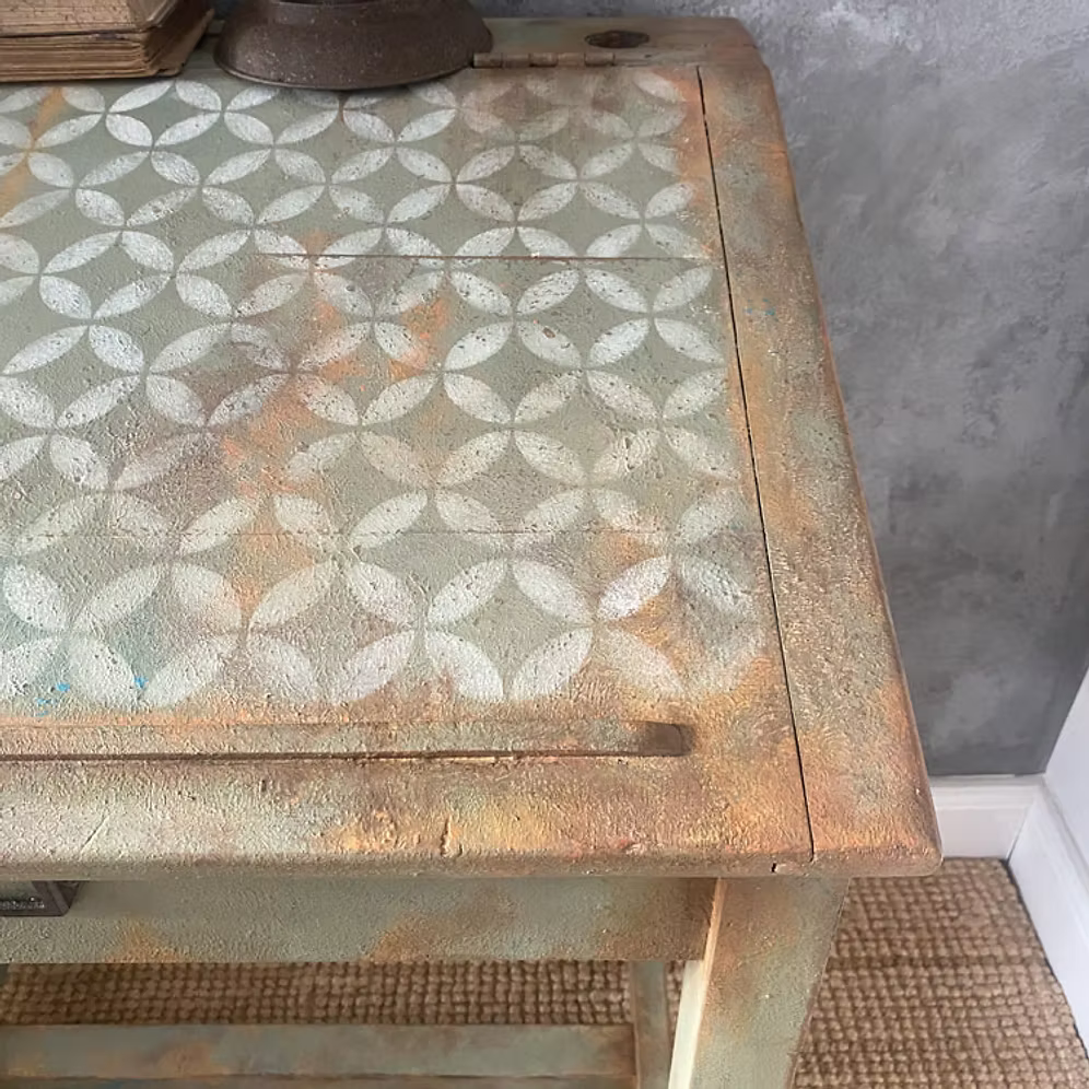 Stehpult im Industrial Vintage Re:design – Olivgrün mit Türkis-Innenleben