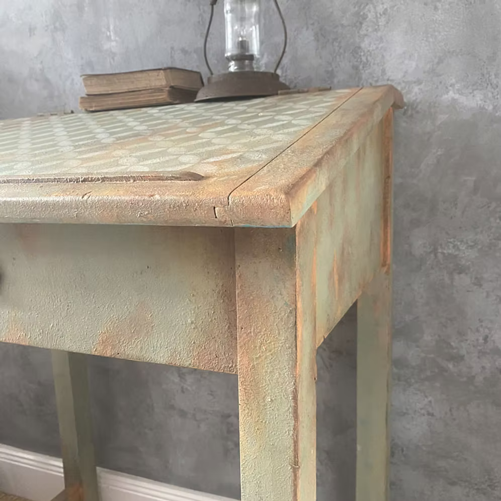 Stehpult im Industrial Vintage Re:design – Olivgrün mit Türkis-Innenleben