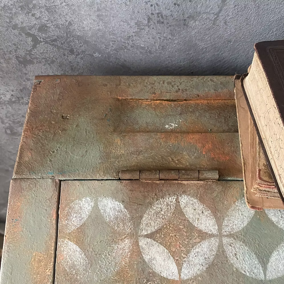 Stehpult im Industrial Vintage Re:design – Olivgrün mit Türkis-Innenleben