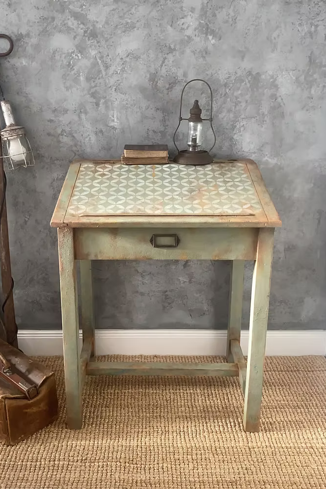Stehpult im Industrial Vintage Re:design – Olivgrün mit Türkis-Innenleben