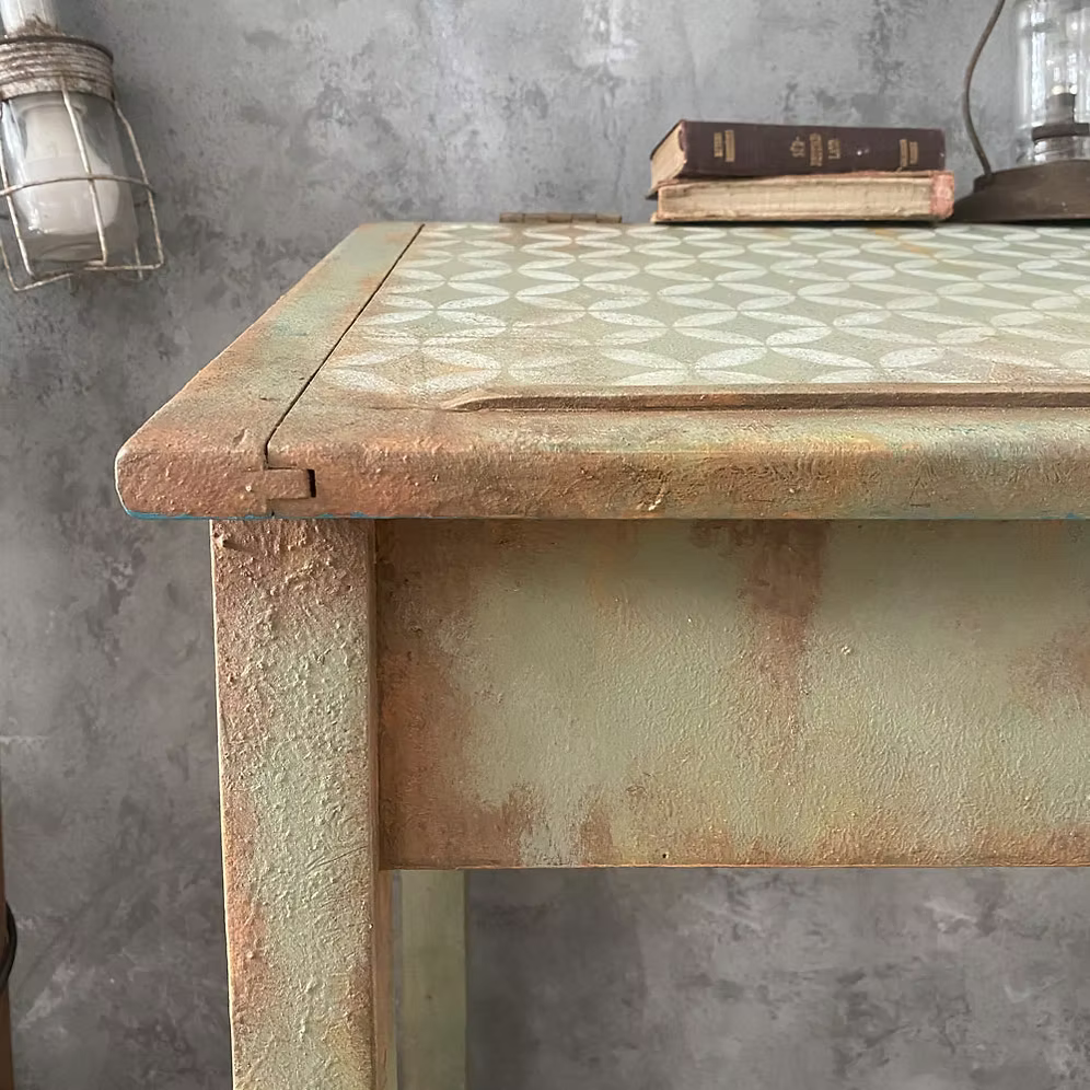 Stehpult im Industrial Vintage Re:design – Olivgrün mit Türkis-Innenleben