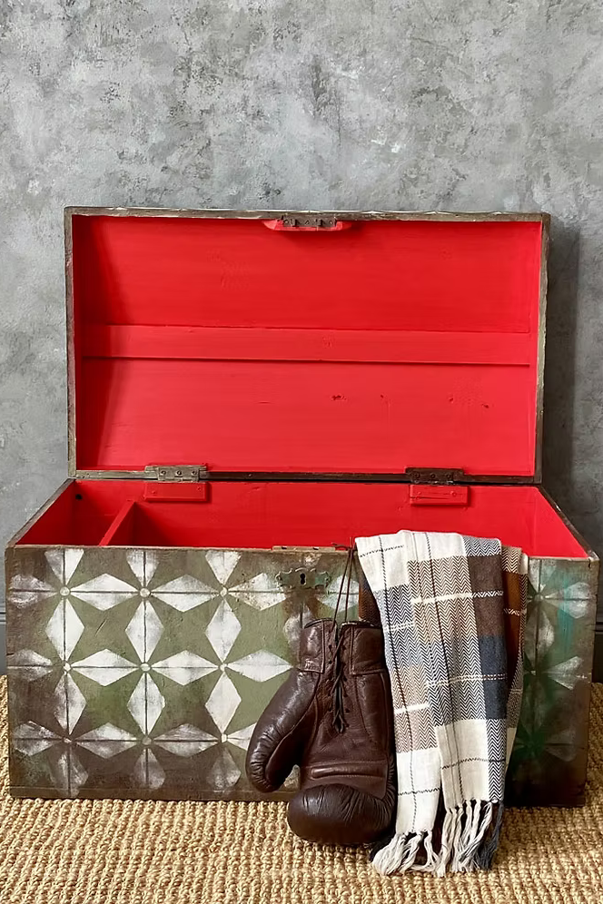 Truhe im Vintage-Stil mit Schablonenmuster