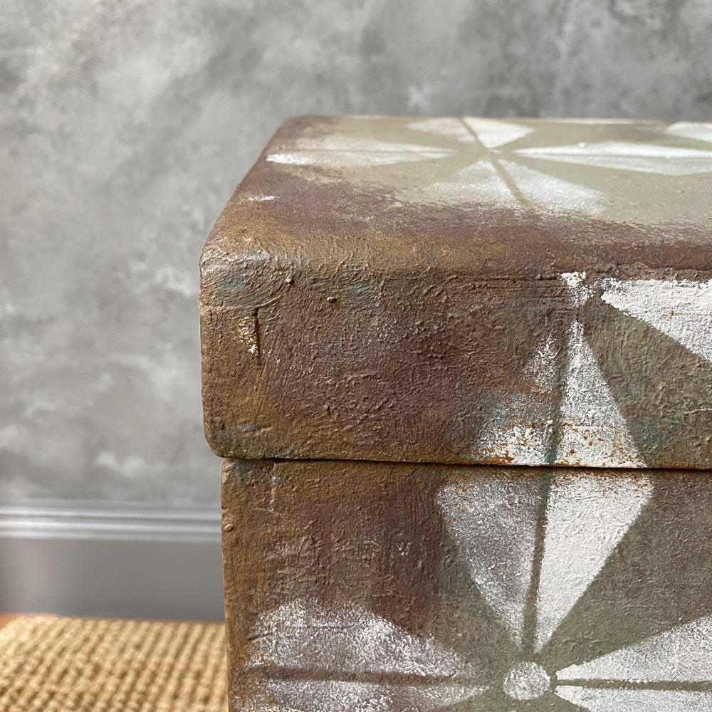 Truhe im Vintage-Stil mit Schablonenmuster