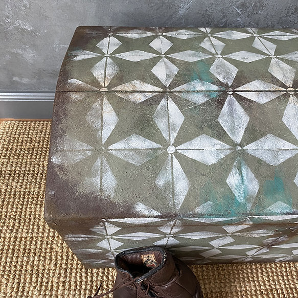 Truhe im Vintage-Stil mit Schablonenmuster