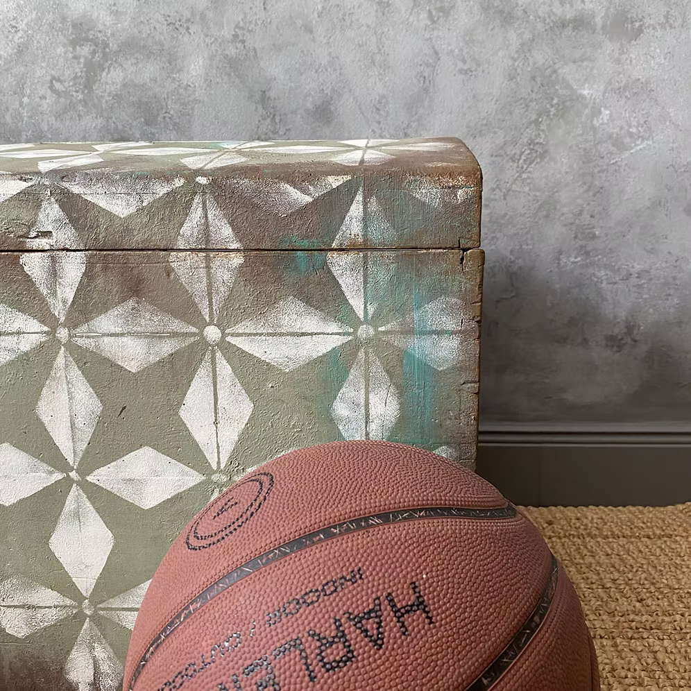 Truhe im Vintage-Stil mit Schablonenmuster