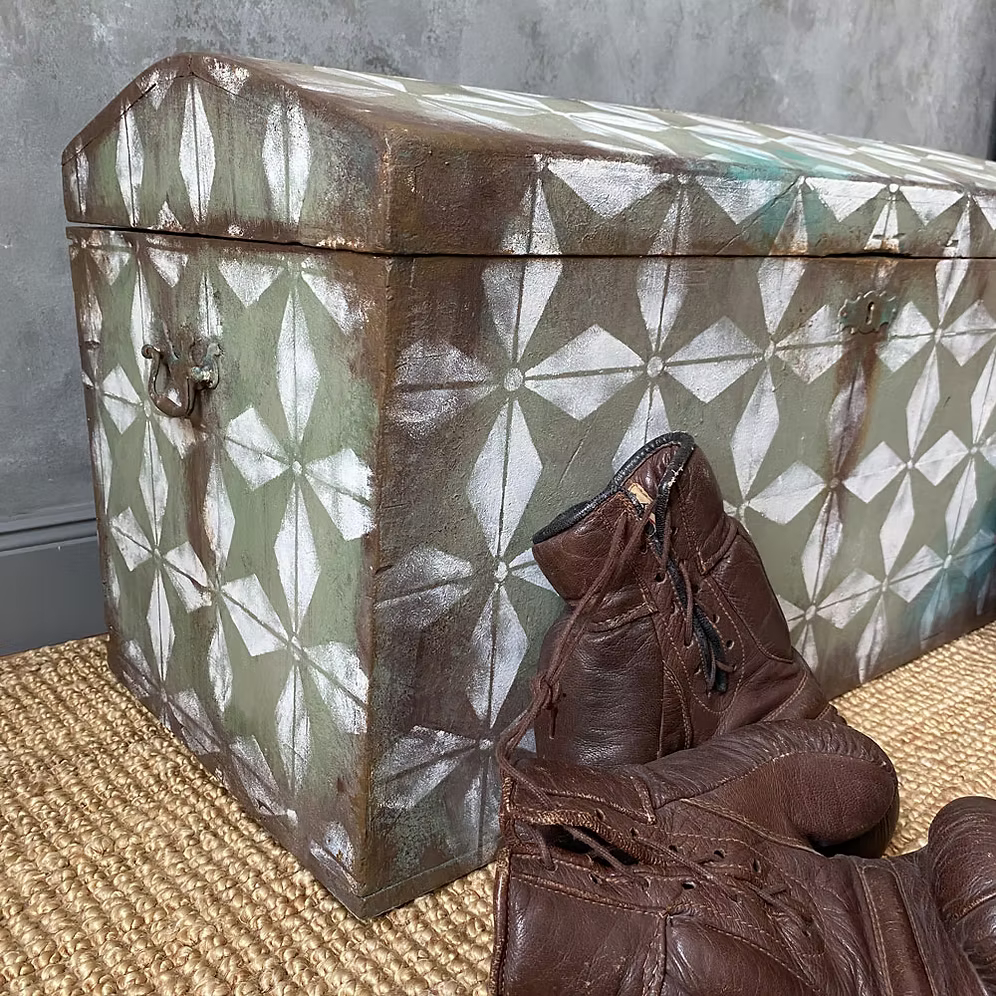 Truhe im Vintage-Stil mit Schablonenmuster