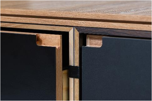 Massivholzgriffe und Türen des Flex Sideboards