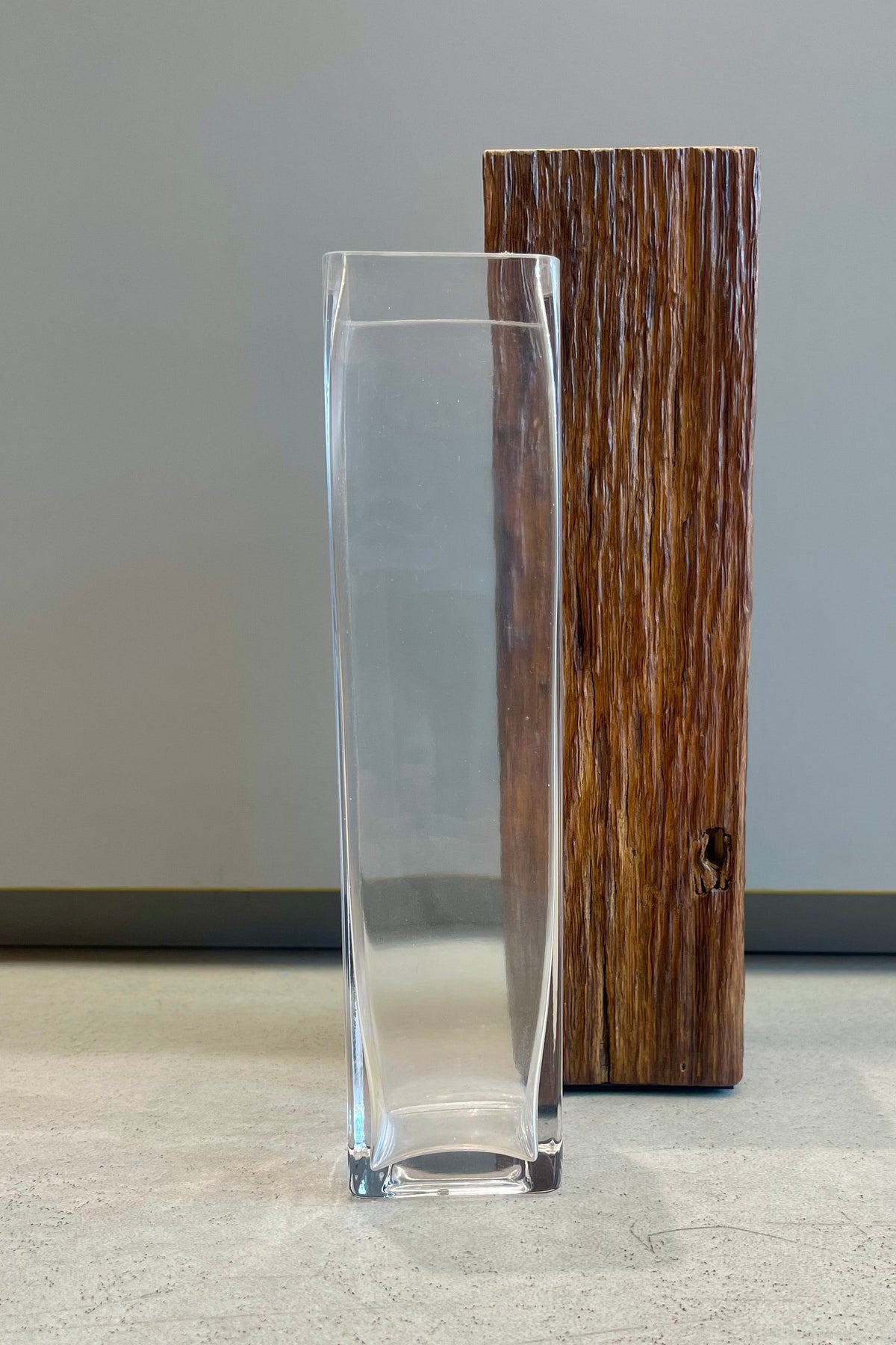 Glaseinsatz für Vase LUBI, vor einer separat erhältlichen Holzvase