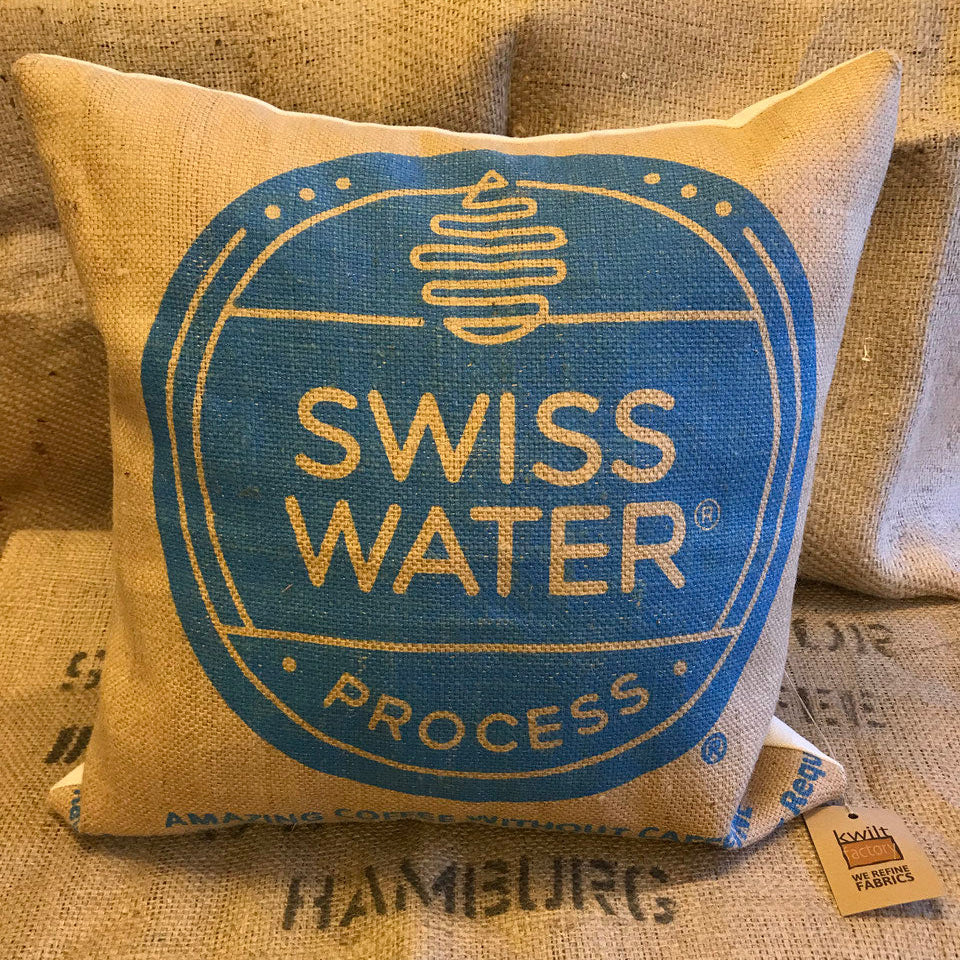 Zierkissen Swiss Water aus gebrauchtem Kaffeesack – Vorderansicht